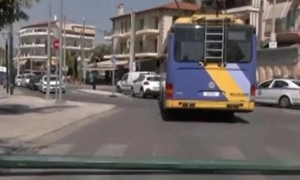 Νέα Φιλαδέλφεια: Τρόλεϊ προσέκρουσε σε κολώνα στη - Τραυματίστηκε 14χρονη